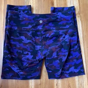 Lululemon women’s small work out leggings.